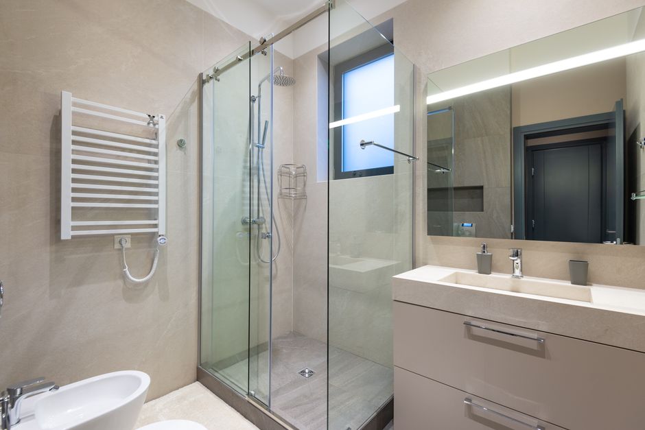 selling-home-tile-grout-restoration-treasure-valley Clean, bright tiled shower in a home being prepared for sale after grout restoration